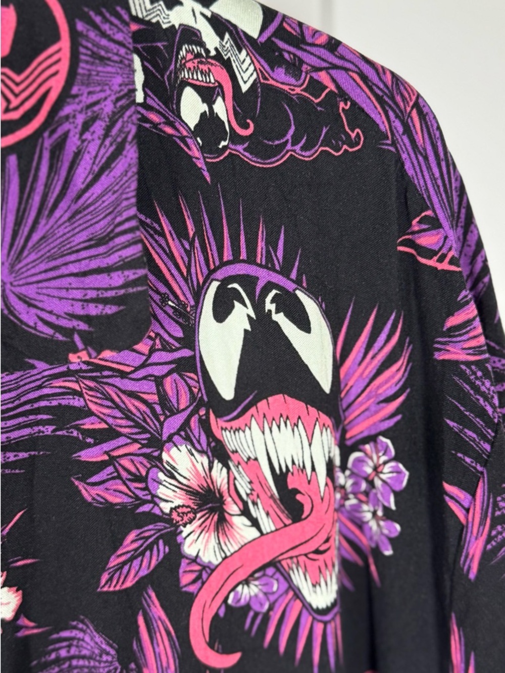 Marvel Venom Hawaiian Camp Shirt Rayon Graphic Aloha Button Up Black Purple - Picture 2 of 9